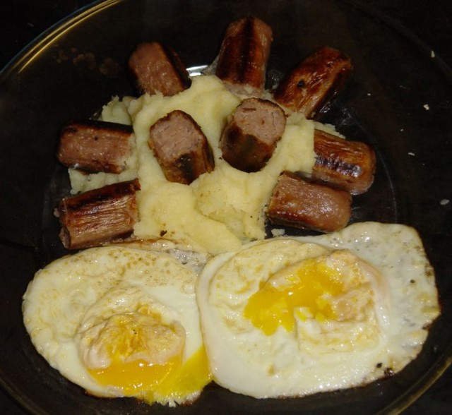 http://www.uknet.com/showcase/BritishFood/bangers_and_mash.sized.jpg